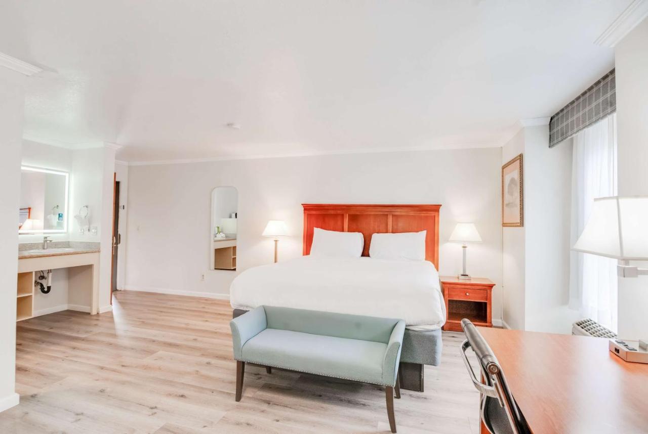 King Room with Jetted Tub - Non-Smoking at Ramada by Wyndham Mountain View
