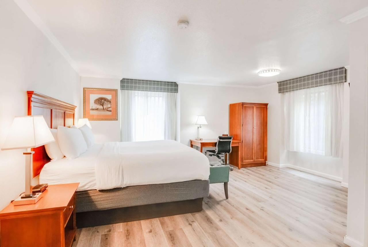 King Room with Jetted Tub - Non-Smoking at Ramada by Wyndham Mountain View