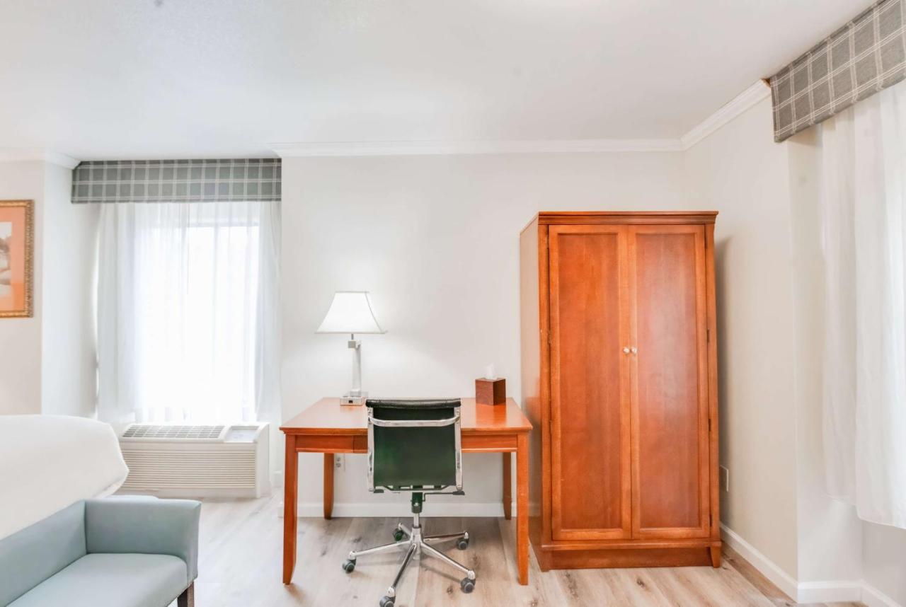 King Room with Jetted Tub - Non-Smoking at Ramada by Wyndham Mountain View