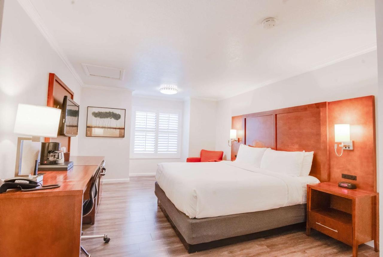 King Room with Mobility/Hearing Impaired Access - Non-Smoking at Ramada by Wyndham Mountain View