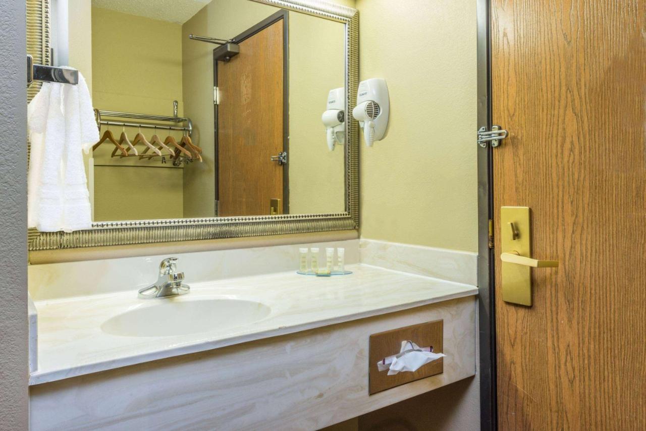 | Super 8 by Wyndham Troy IL/St. Louis Area