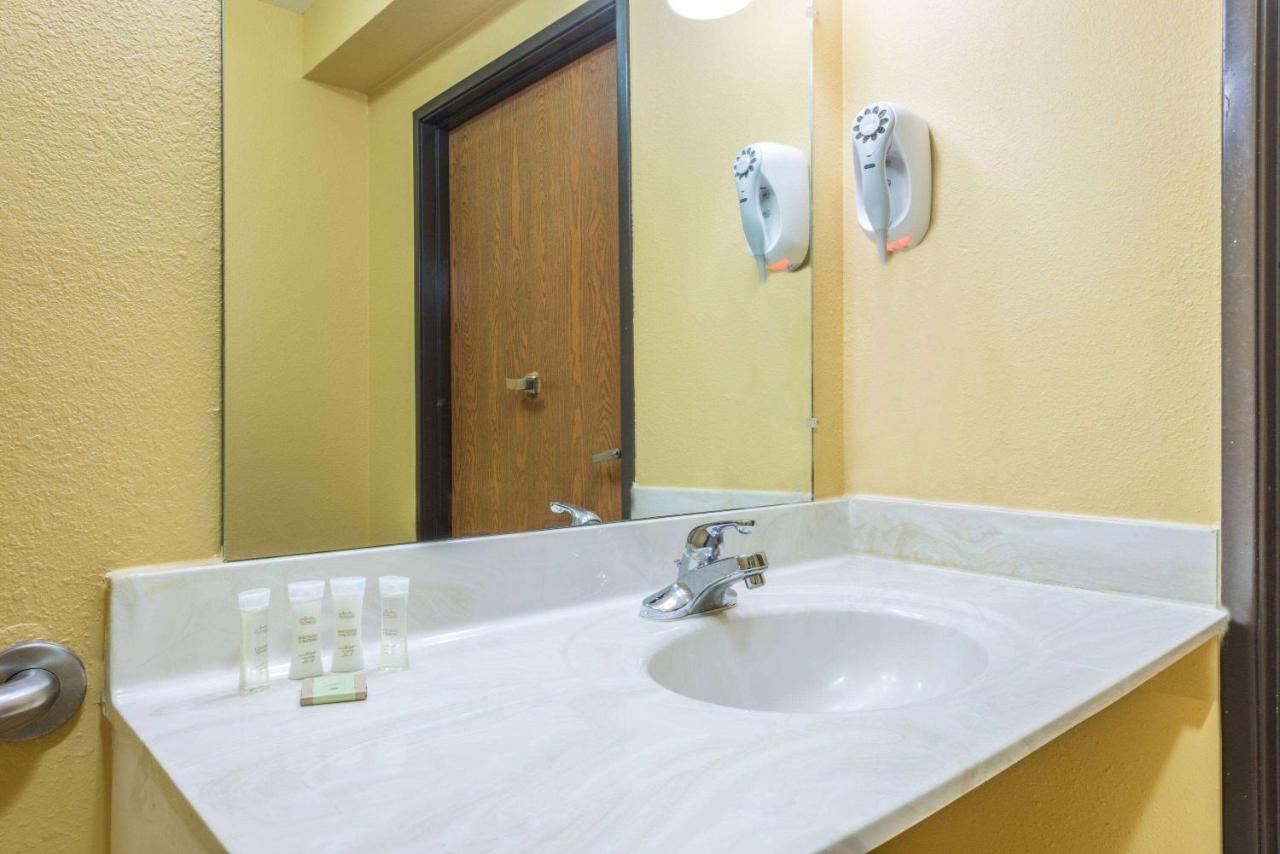 | Super 8 by Wyndham Troy IL/St. Louis Area