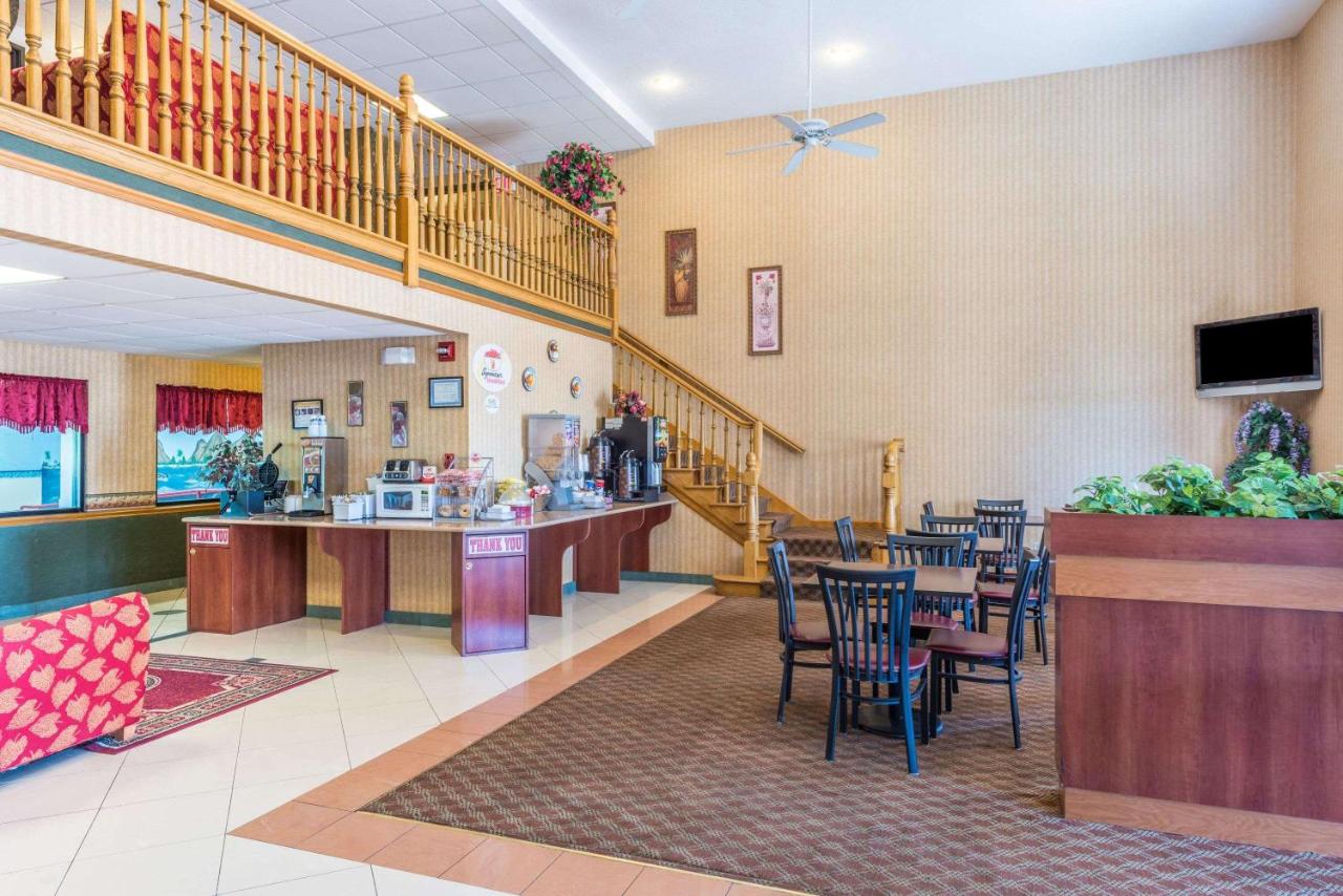 | Super 8 by Wyndham Troy IL/St. Louis Area