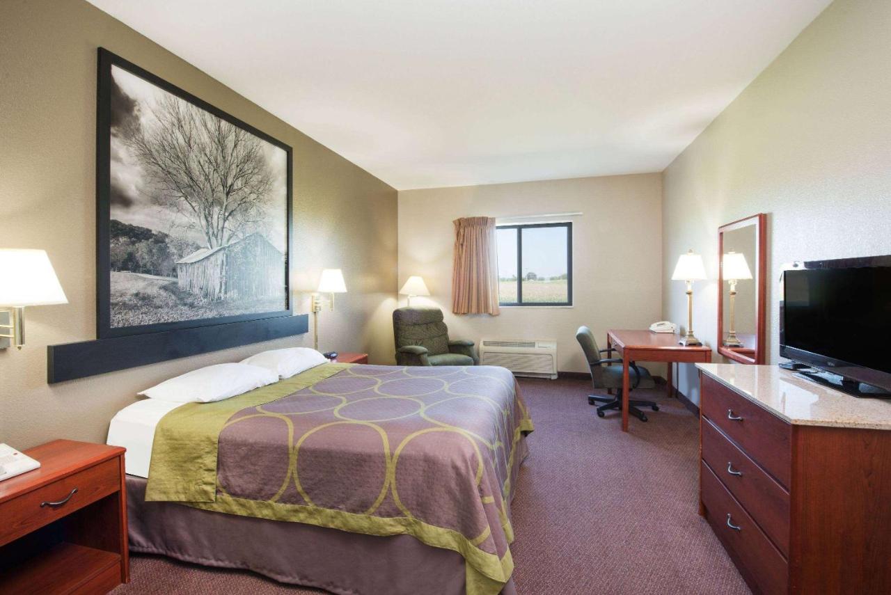  | Super 8 by Wyndham Iola KS
