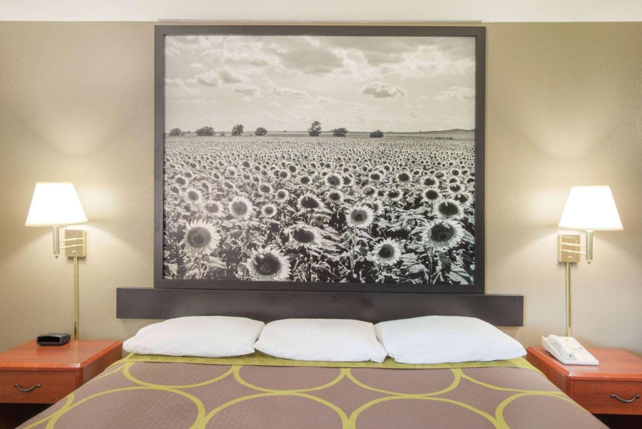  | Super 8 by Wyndham Iola KS