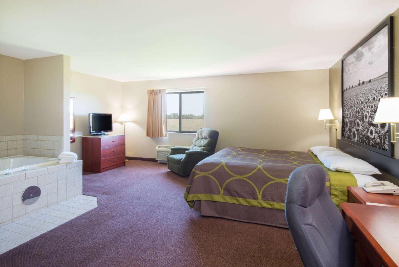  | Super 8 by Wyndham Iola KS