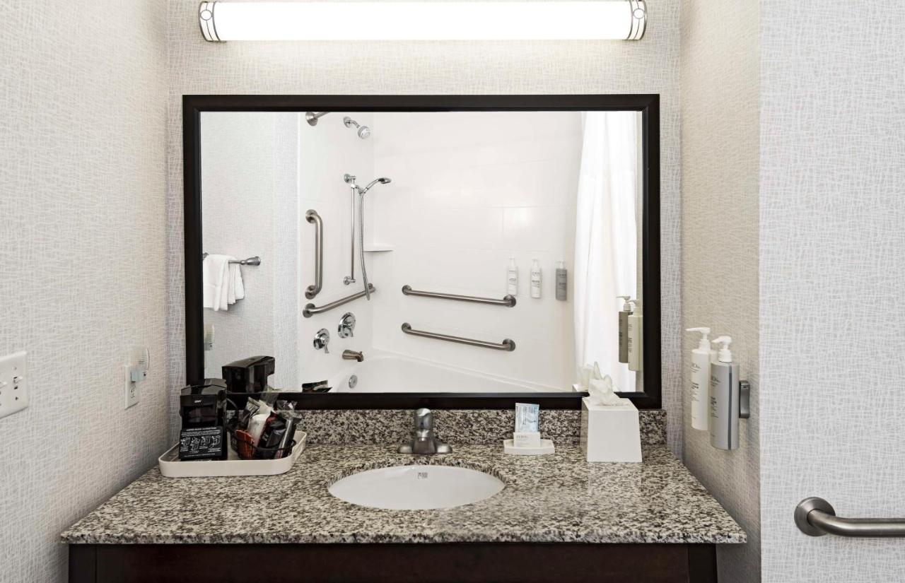 King Room - Hearing Access with Bathtub/Non-Smoking at Hampton Inn & Suites Raleigh Downtown