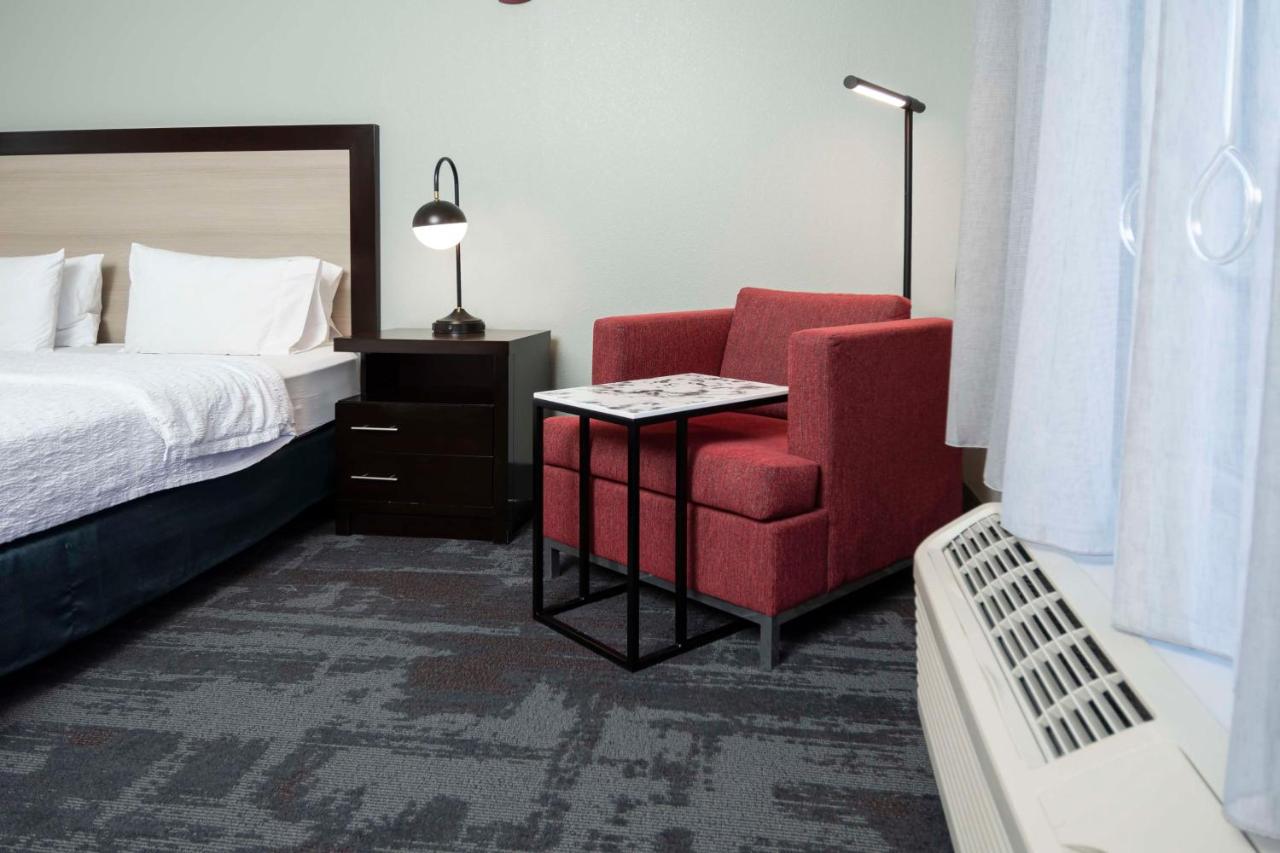 King Room - Hearing Access with Bathtub/Non-Smoking at Hampton Inn & Suites Raleigh Downtown