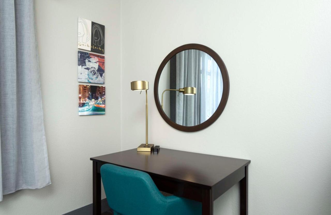 King Room - Hearing Access with Bathtub/Non-Smoking at Hampton Inn & Suites Raleigh Downtown