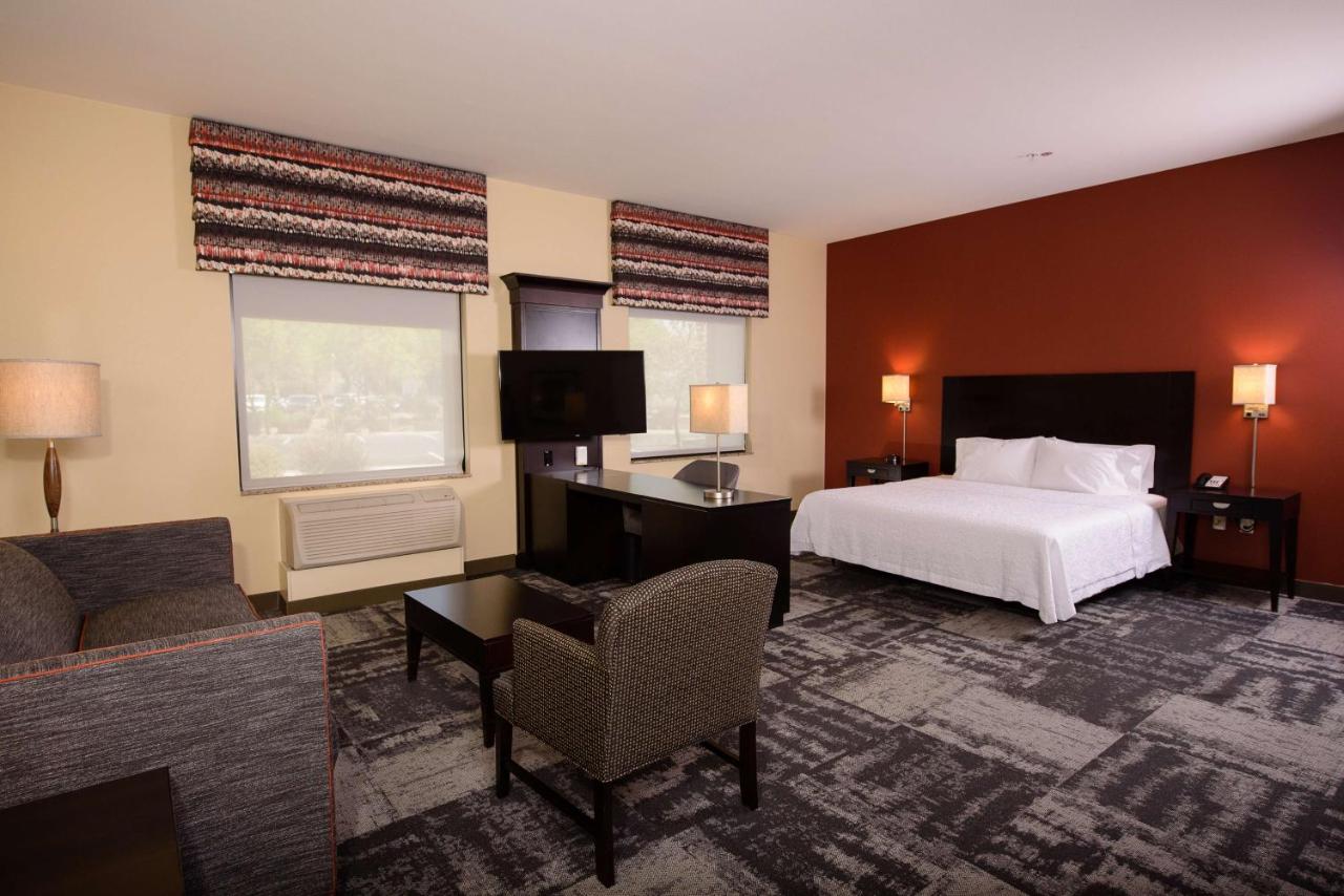 Queen Studio at Hampton Inn & Suites Phoenix Chandler-Fashion Center AZ
