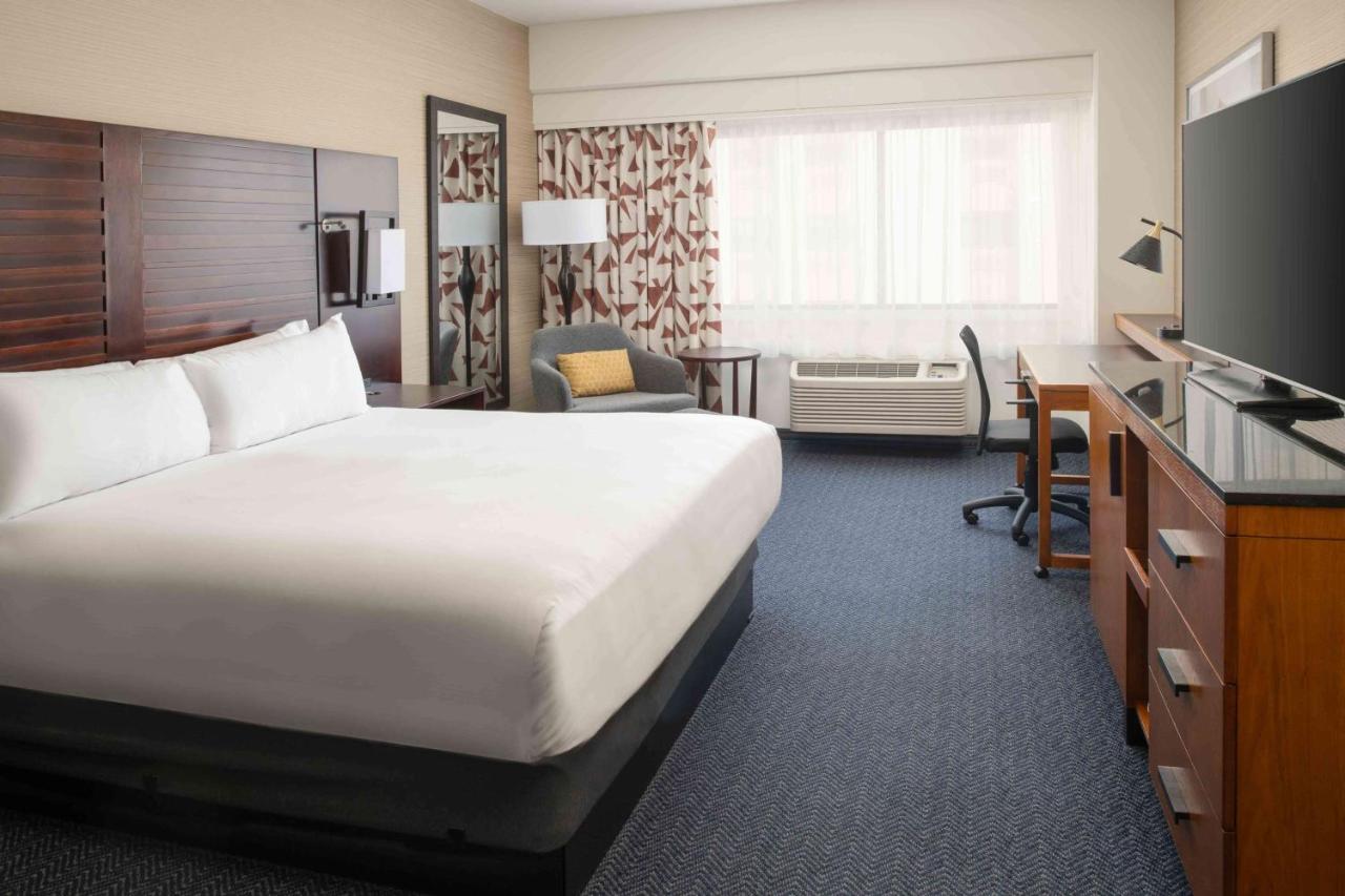 King Room - Non-Smoking at DoubleTree by Hilton San Francisco Airport