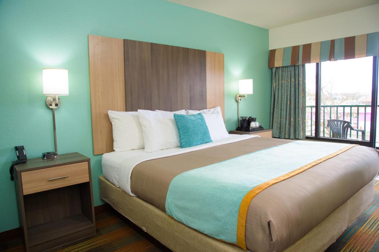 King Suite with Hot Tub at Pigeon River Inn