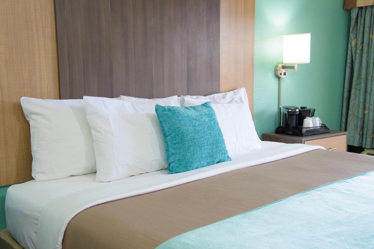 King Suite with Hot Tub at Pigeon River Inn