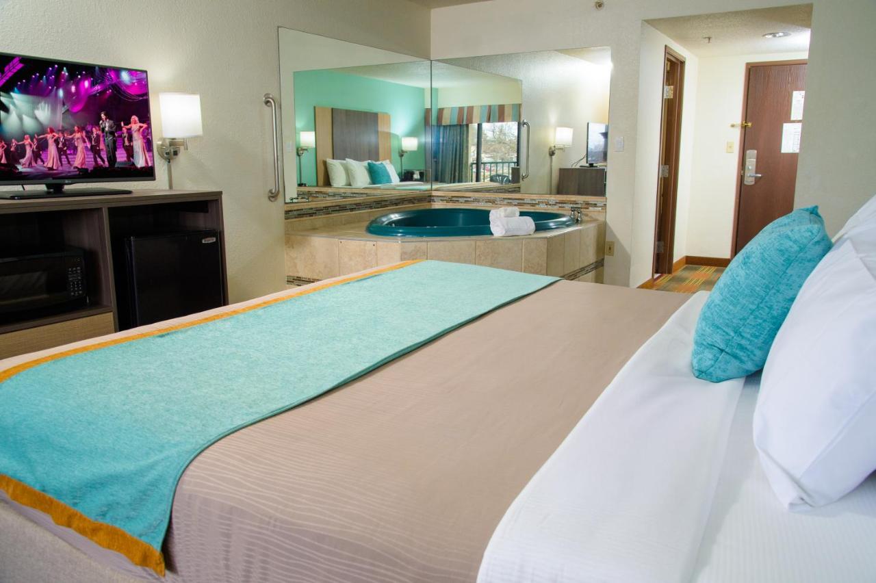 King Suite with Hot Tub at Pigeon River Inn