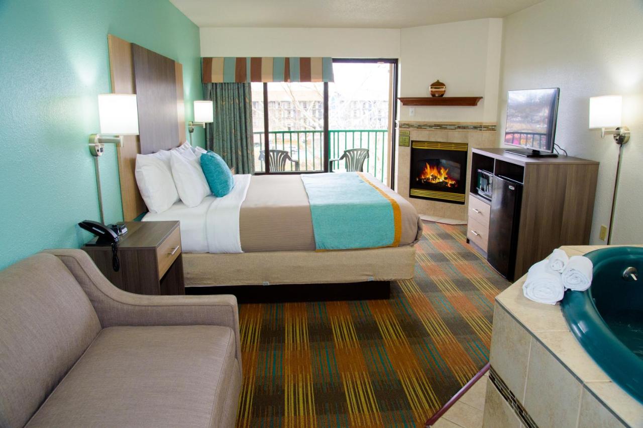King Suite with Hot Tub at Pigeon River Inn