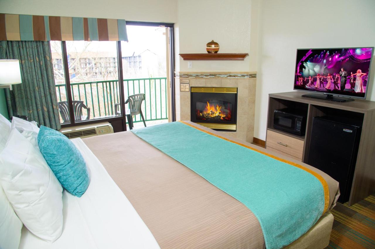 King Suite with Hot Tub at Pigeon River Inn