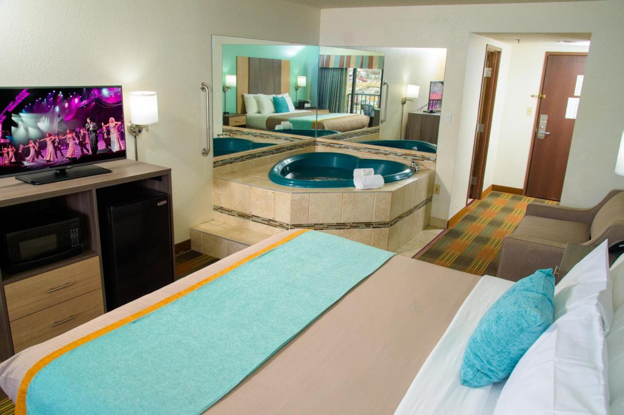 King Suite with Hot Tub at Pigeon River Inn