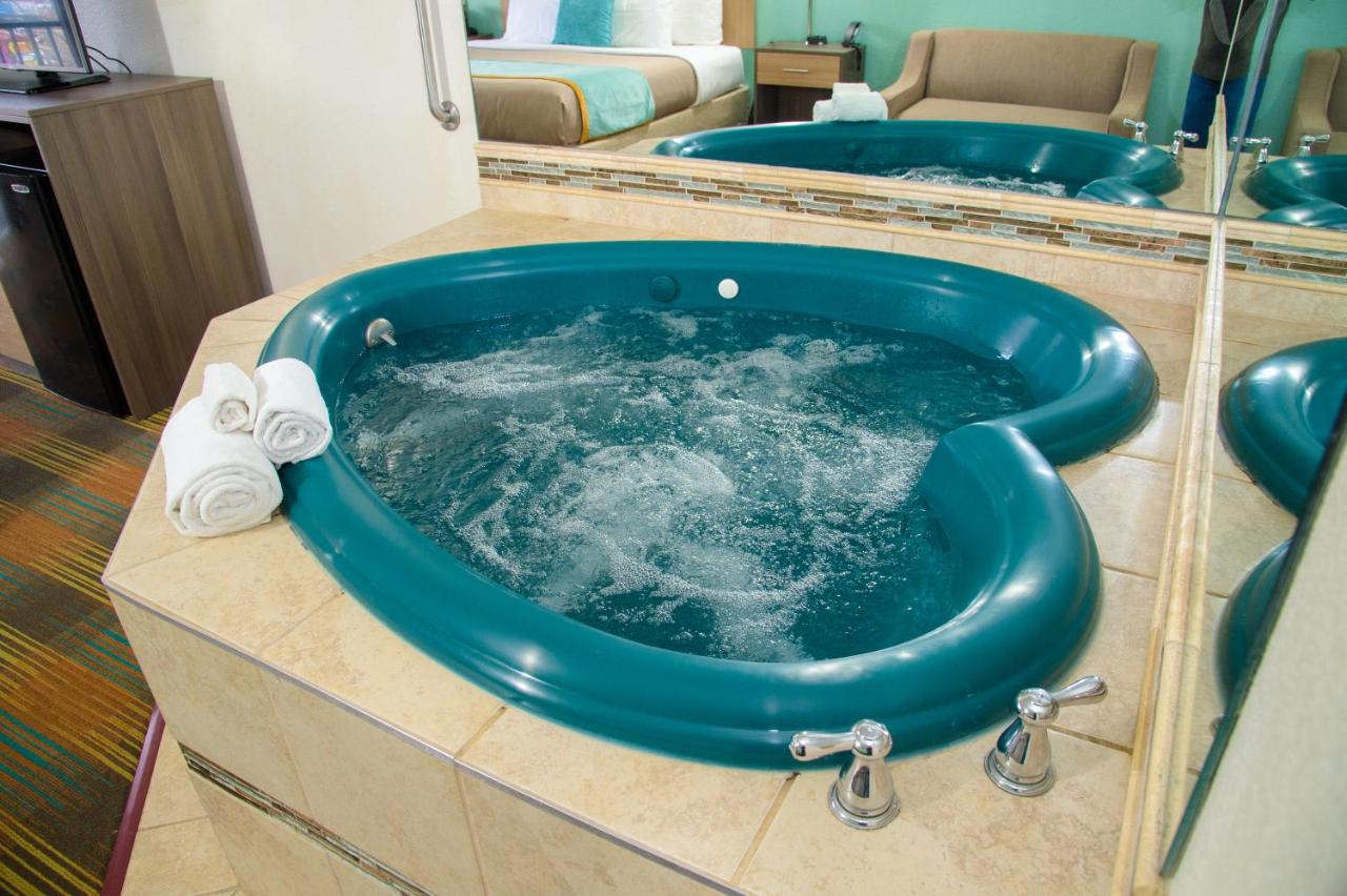 King Suite with Hot Tub at Pigeon River Inn