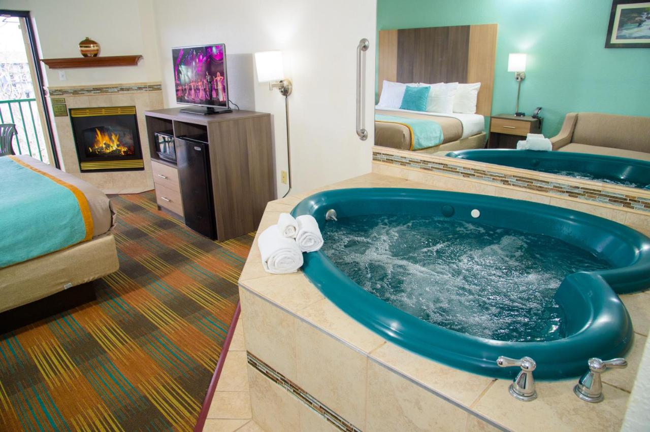 | Pigeon River Inn