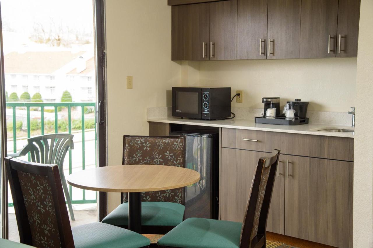 Family Suite with Balcony at Pigeon River Inn