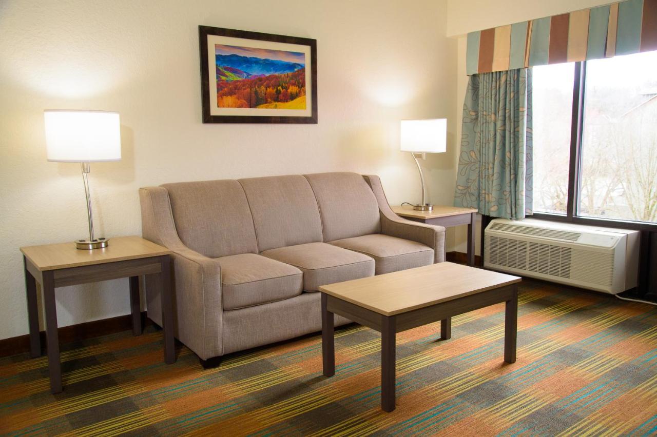 Family Suite with Balcony at Pigeon River Inn