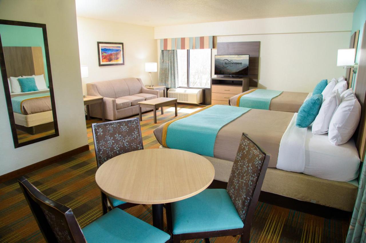 Family Suite with Balcony at Pigeon River Inn