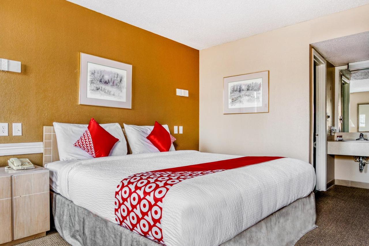 Queen Room at OYO Hotel Wichita Falls - Downtown