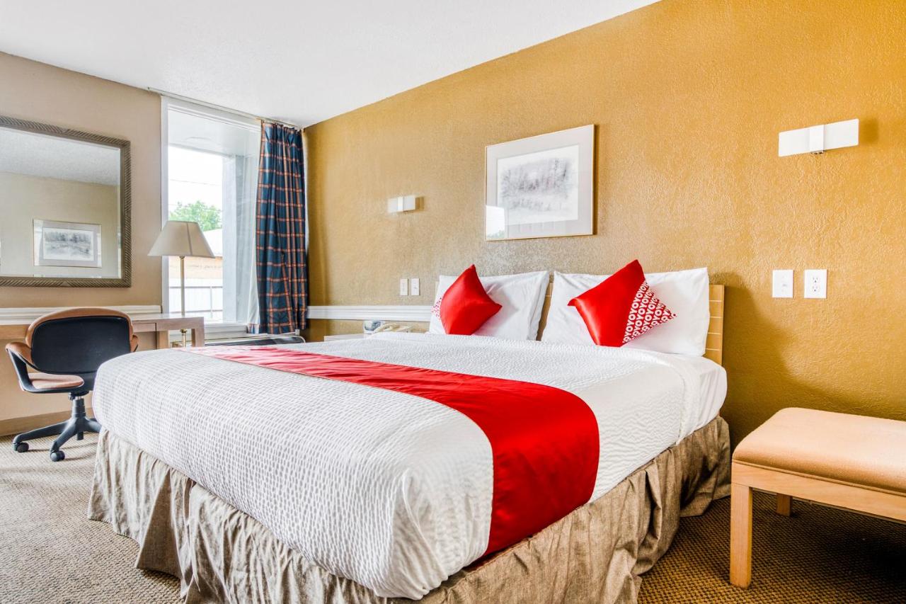 Queen Room at OYO Hotel Wichita Falls - Downtown