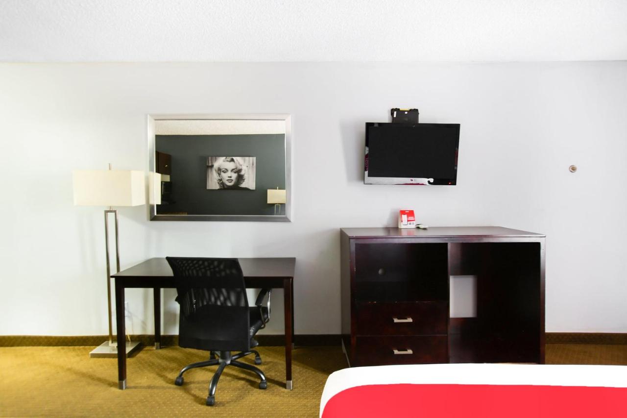 King Room at OYO Hotel Texarkana Trinity AR Hwy I-30