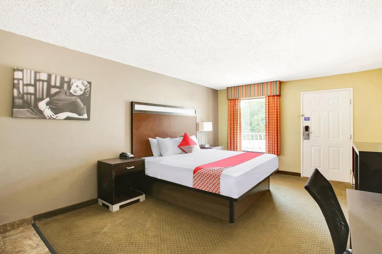 King Room at OYO Hotel Texarkana Trinity AR Hwy I-30