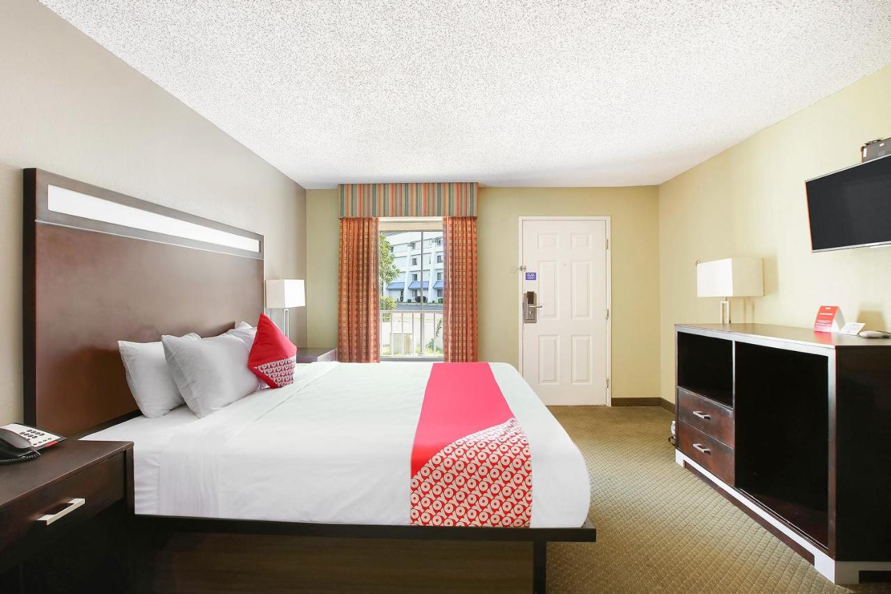 King Room at OYO Hotel Texarkana Trinity AR Hwy I-30