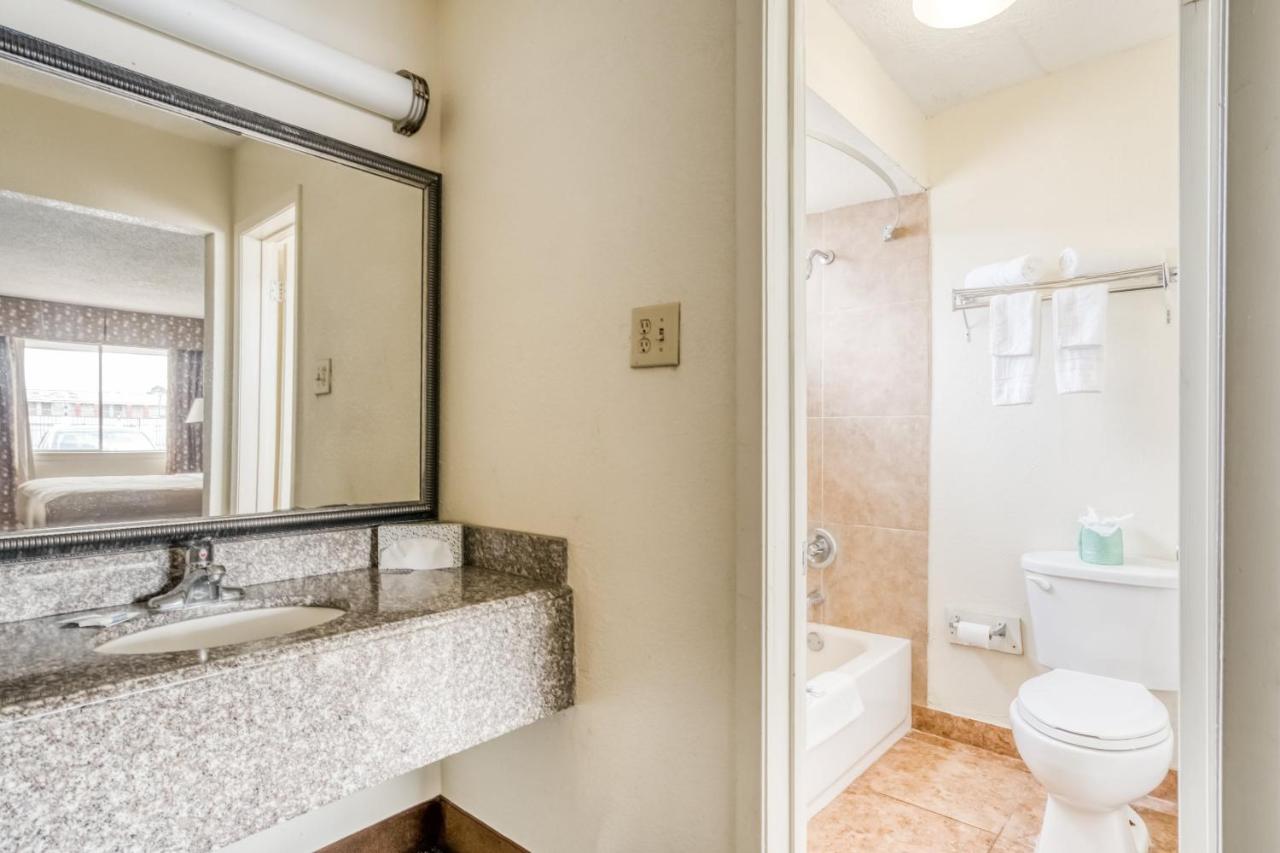 | OYO Hotel Alexandria LA- Hwy 165