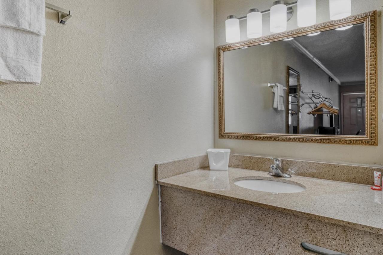 OYO Hotel Pineville LA Hwy 165