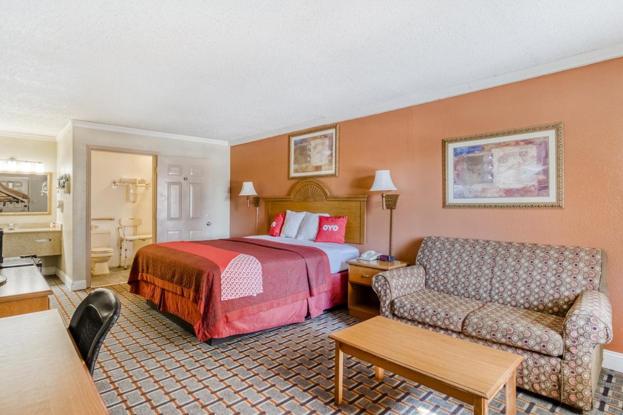 OYO Hotel Pineville LA Hwy 165