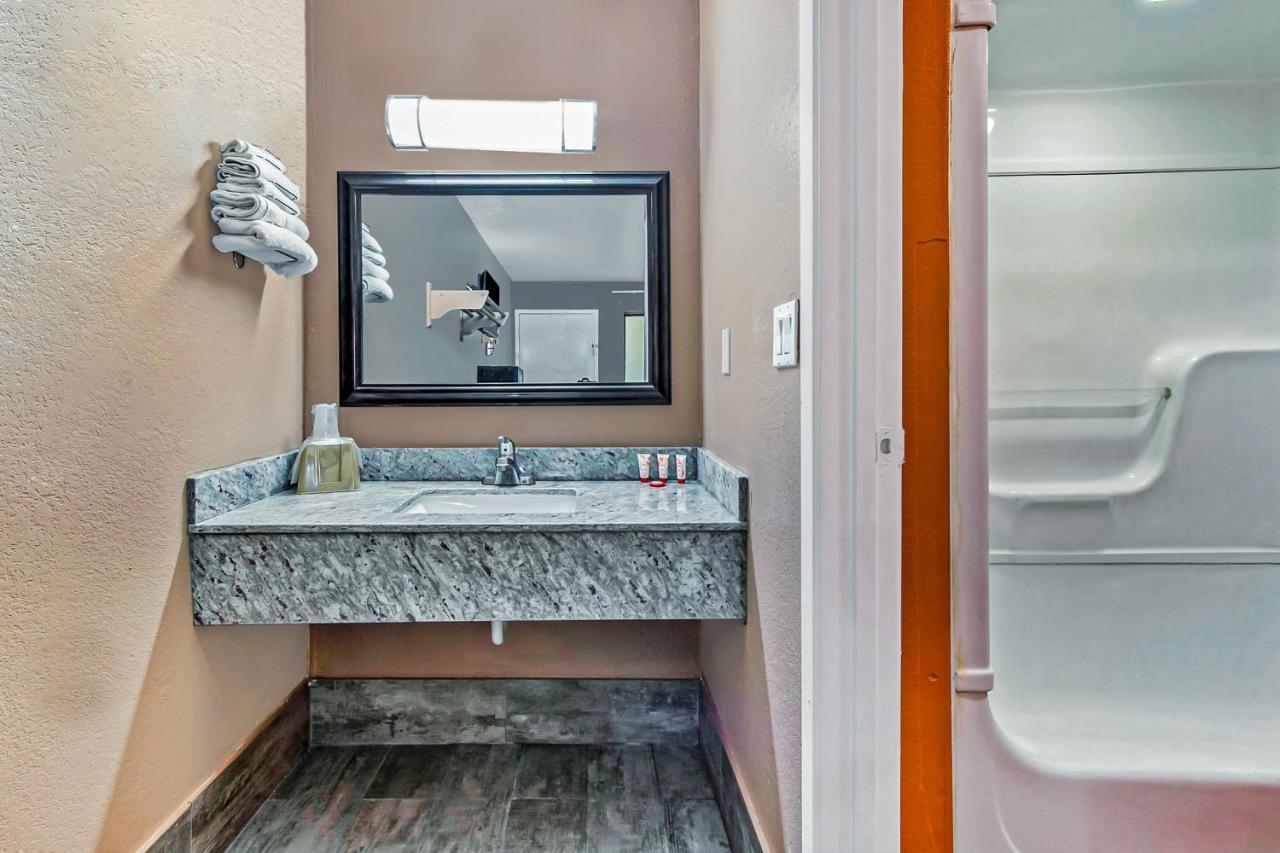  | OYO Hotel Lake Charles Hwy 10