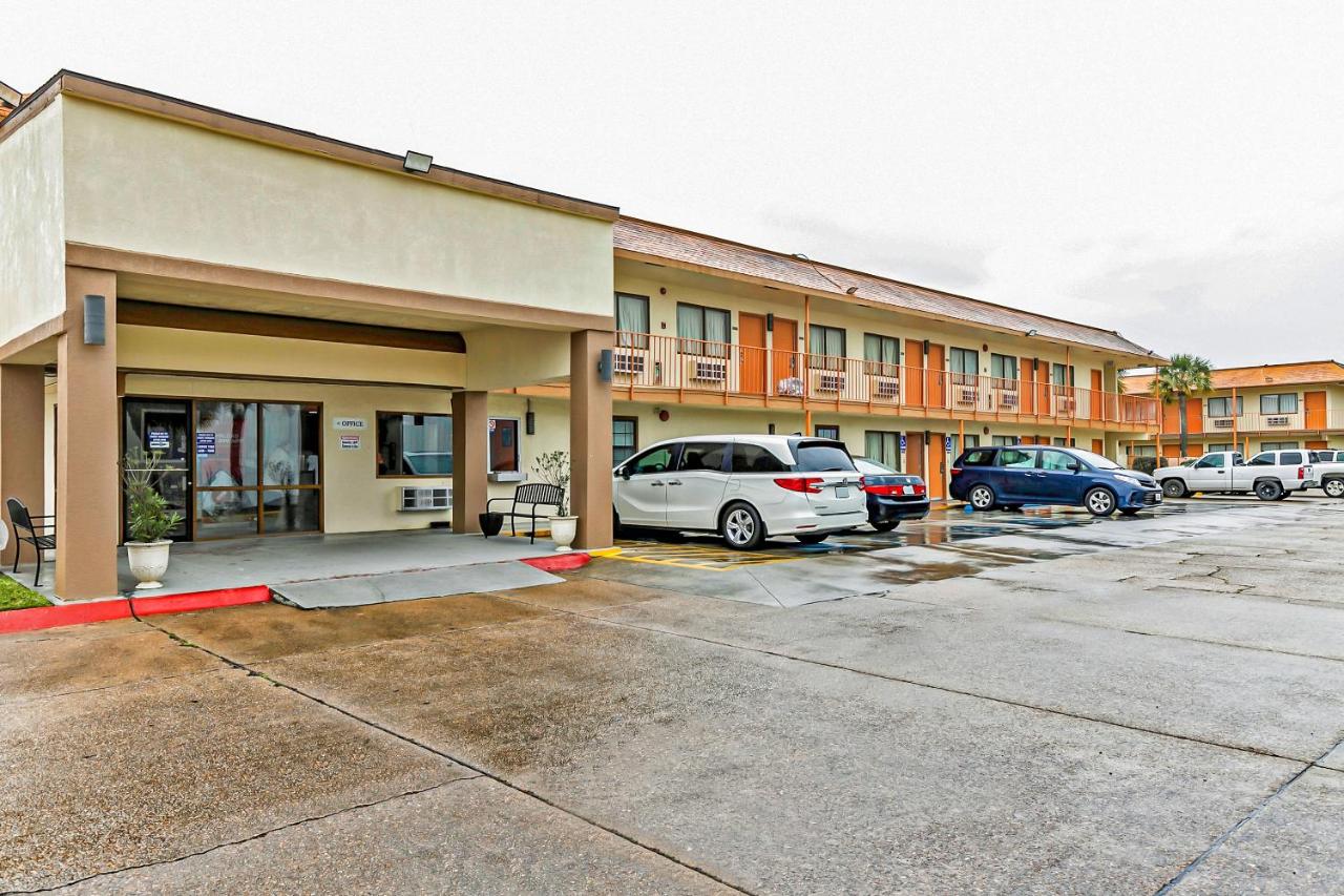  | OYO Hotel Lake Charles Hwy 10