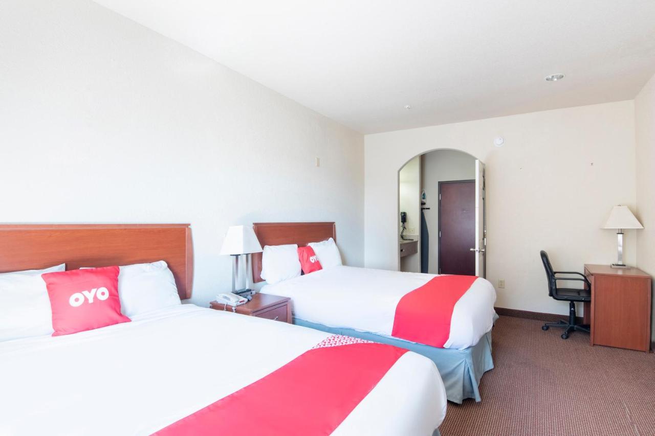 Duplex Quadruple Room at OYO Townhouse Clute Lake Jackson