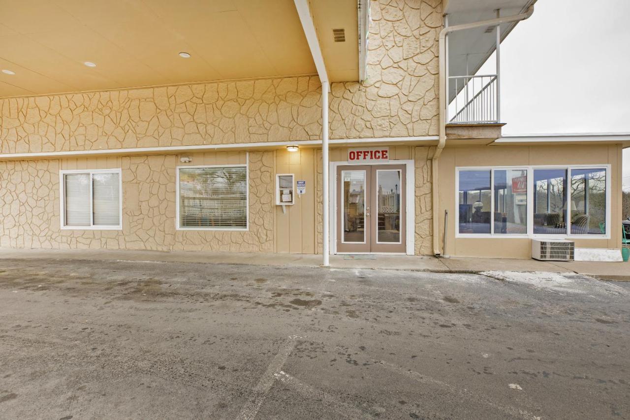 | OYO Hotel Branson MO-165