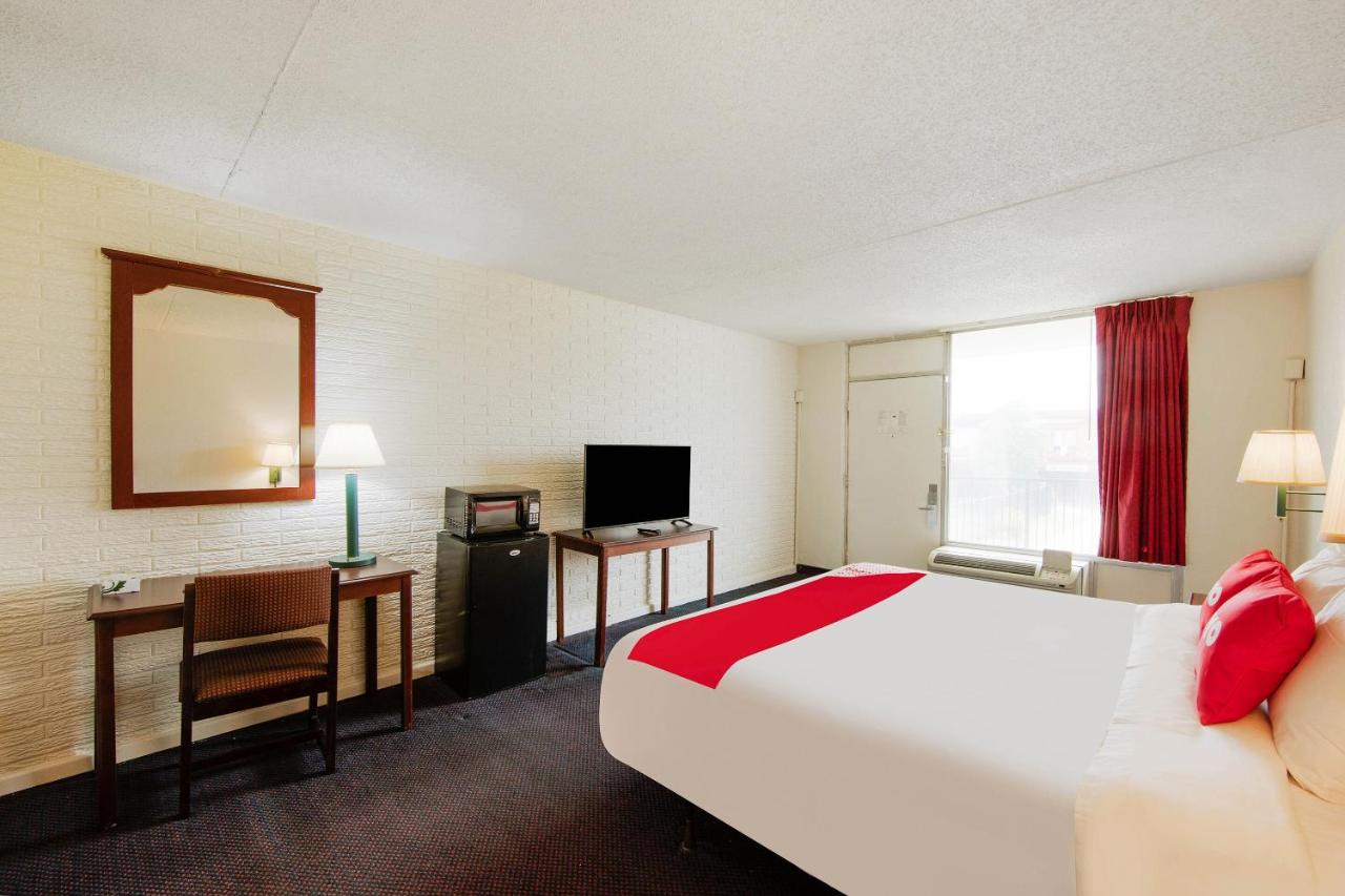 King Bed Smoking at OYO Hotel Doswell Kings Dominion