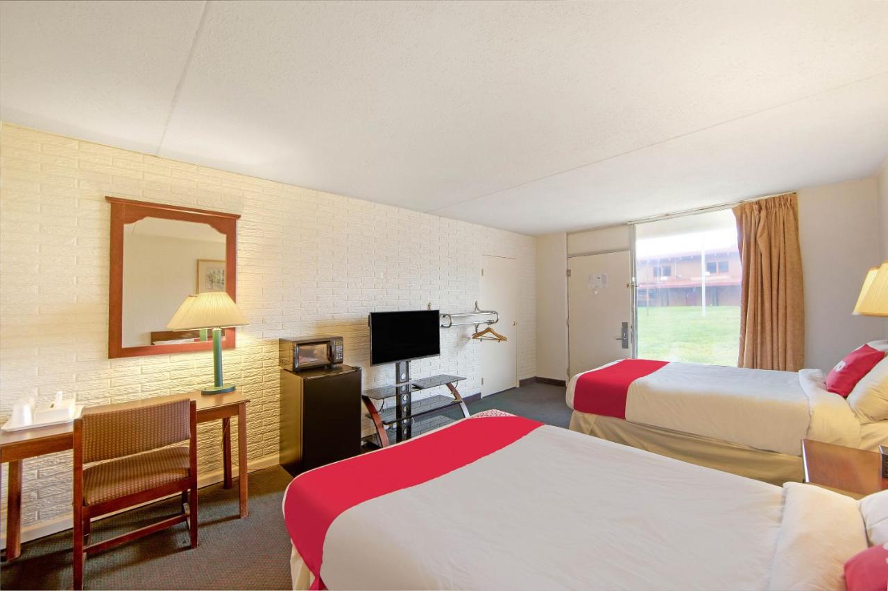 Queen Room with Two Queen Beds at OYO Hotel Doswell Kings Dominion