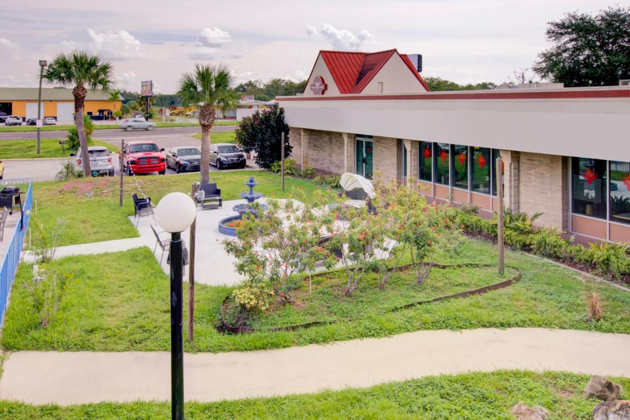 | OYO Hotel Dundee By Crystal Lake