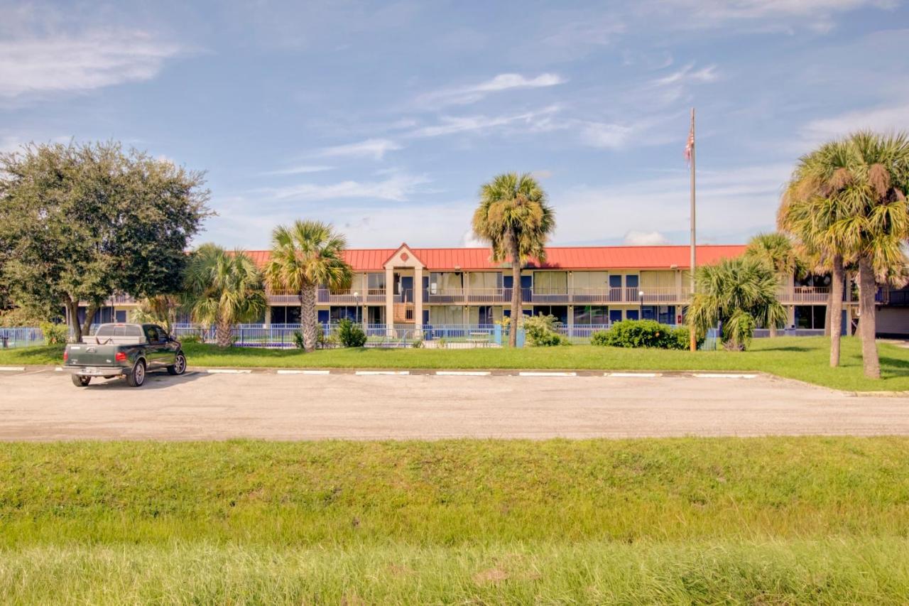 | OYO Hotel Dundee By Crystal Lake