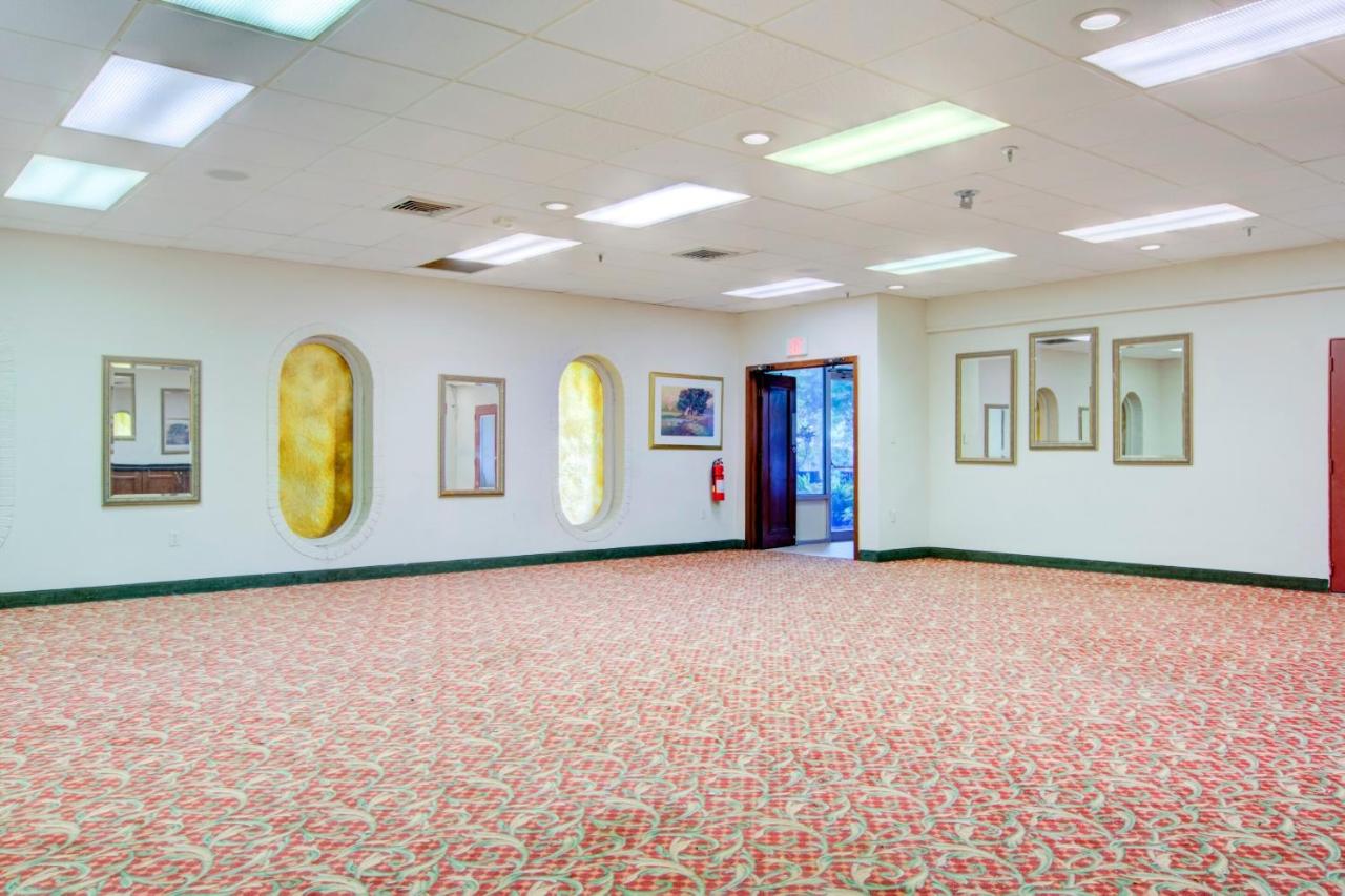 | OYO Hotel Dundee By Crystal Lake