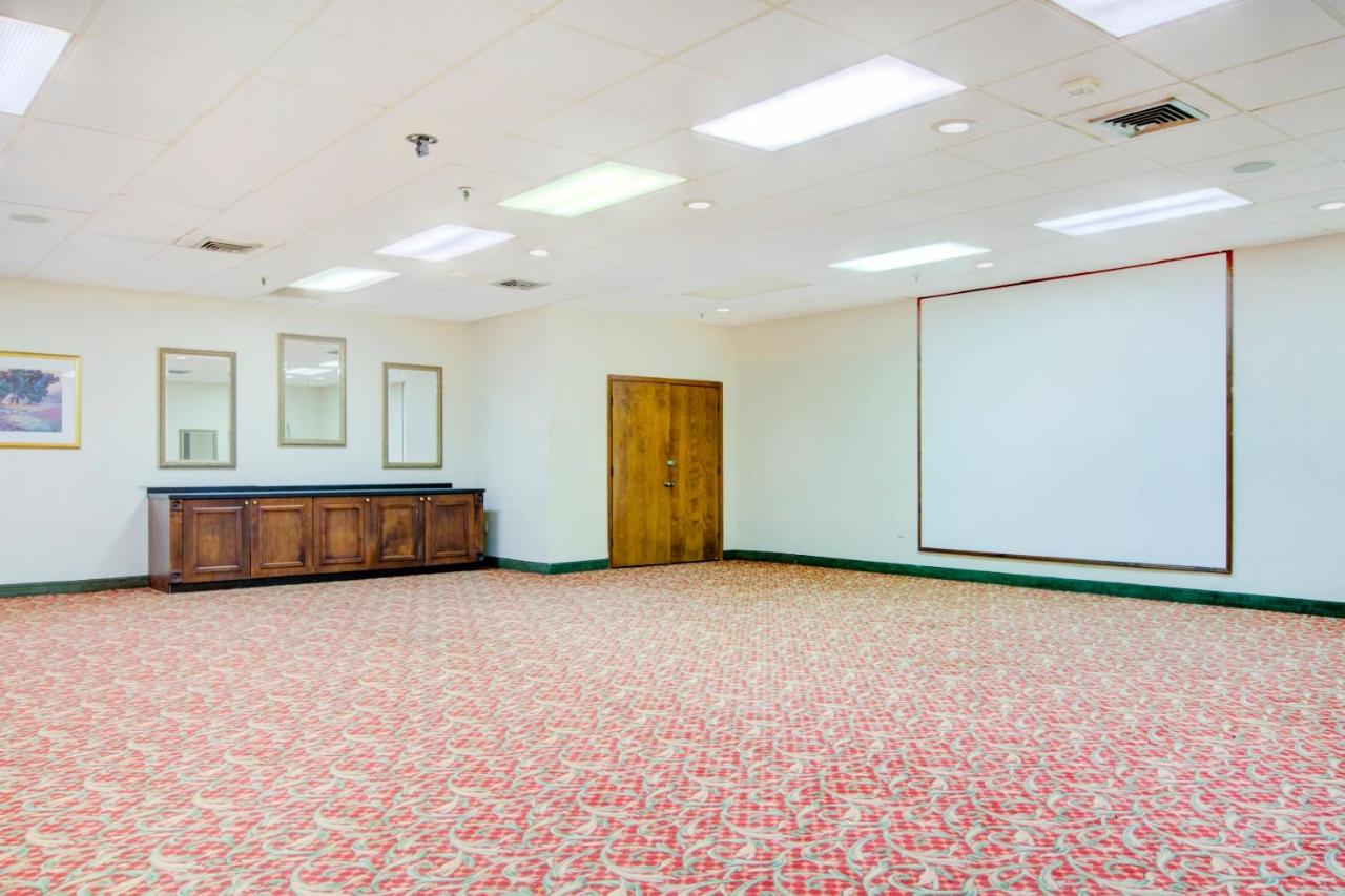 | OYO Hotel Dundee By Crystal Lake