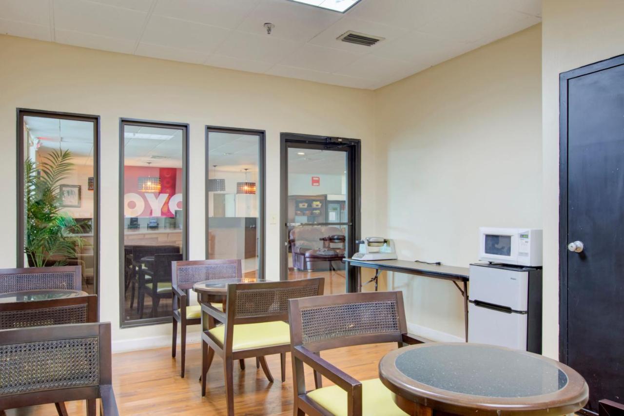 | OYO Hotel Dundee By Crystal Lake
