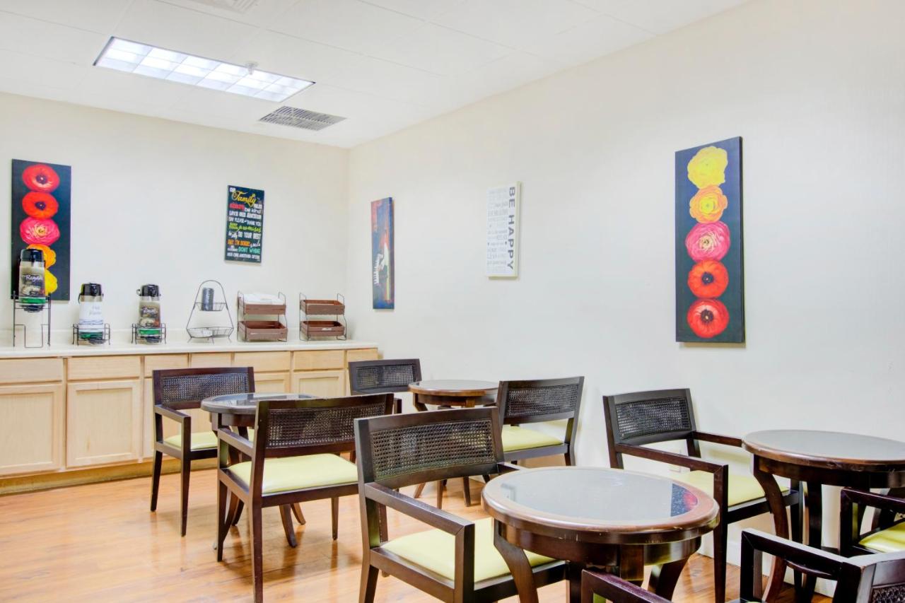  | OYO Hotel Dundee By Crystal Lake