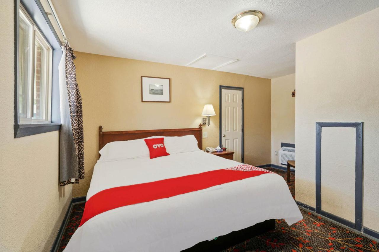 King Bed Smoking at OYO Hotel Luling TX Downtown I-10/US-90