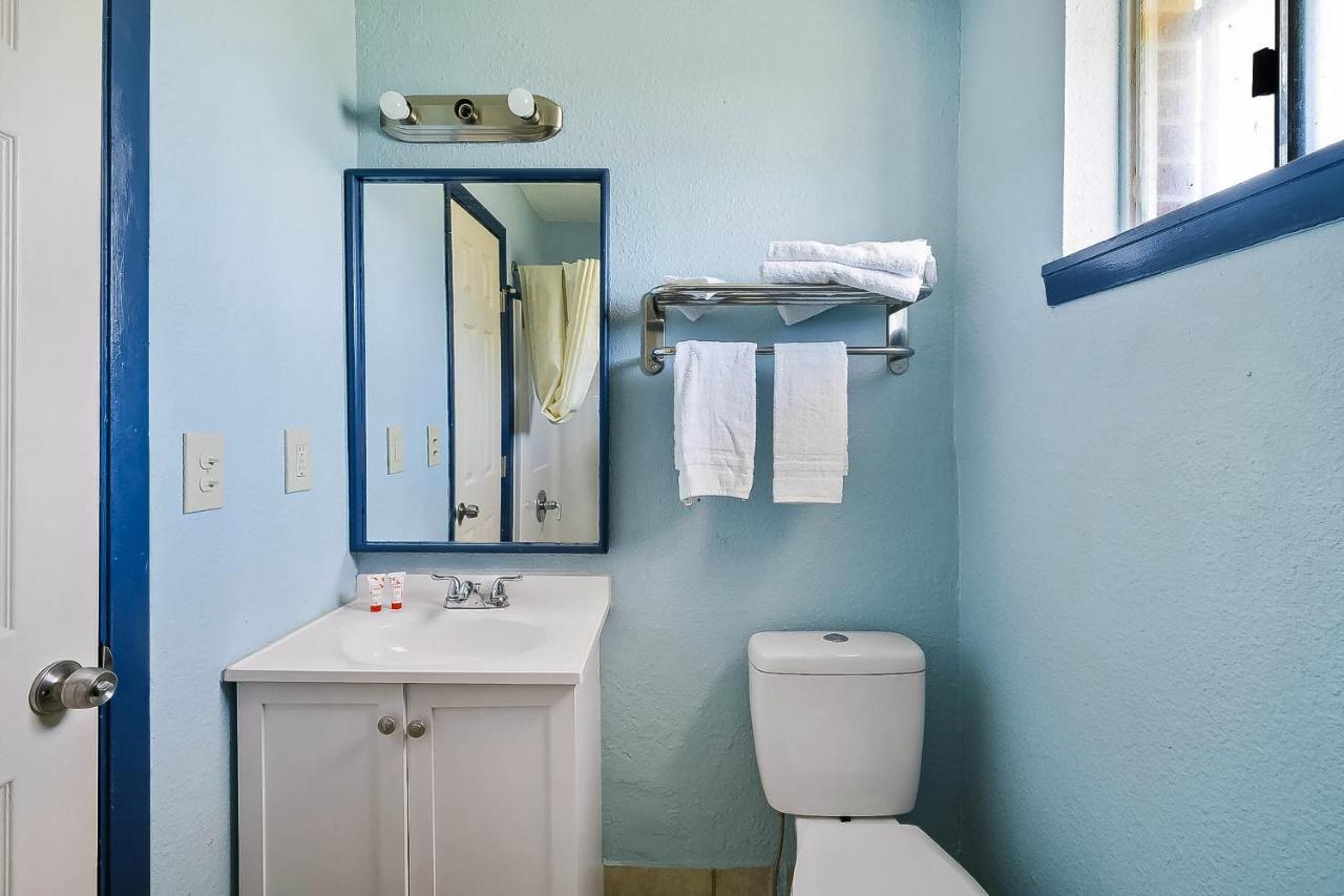 2 Queen Bed Smoking at OYO Hotel Luling TX Downtown I-10/US-90