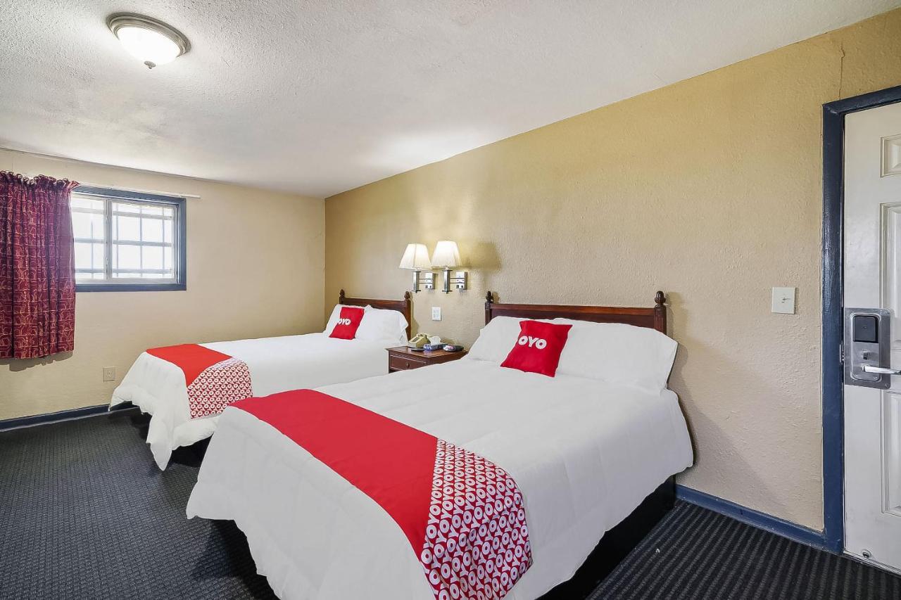 2 Queen Bed Smoking at OYO Hotel Luling TX Downtown I-10/US-90