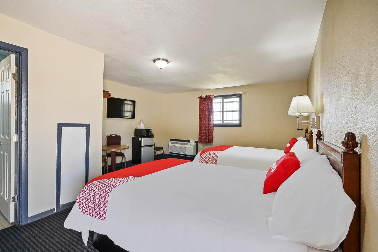 2 Queen Bed Smoking at OYO Hotel Luling TX Downtown I-10/US-90